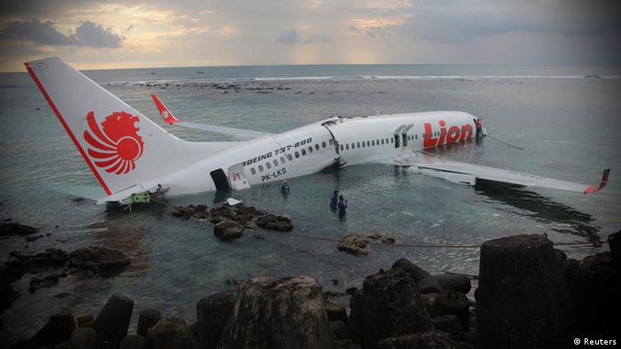 Bali Flugzeug Flughafen Unfall Absturz Meer 