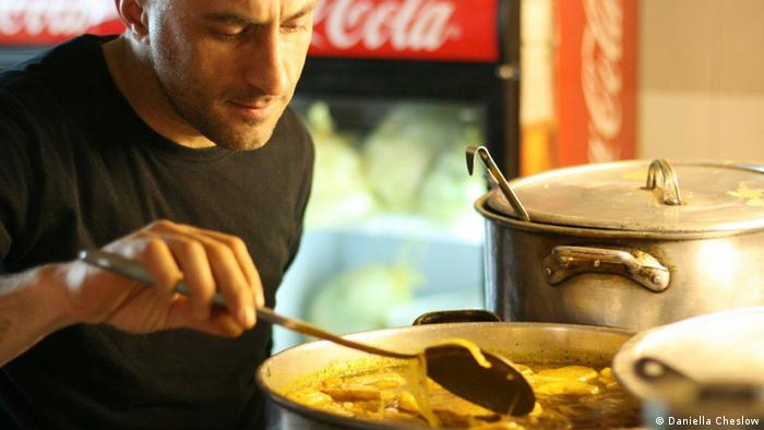 Restaurant manager Moshe Shrefler checks the lentil stew in the tiny kitchen in Jerusalem (Foto: Daniella Cheslow)