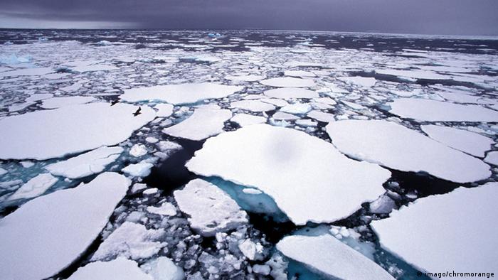 Icebergs near the Arctic Circle (imago/chromorange)