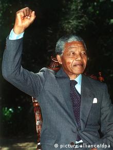 Südafrika Geschichte Freilassung von Nelson Mandela in Kapstadt (picture-alliance/dpa)