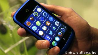 Spanien Handy Smartphone ZTE Open mit Firefox Betriebssystem (picture-alliance/dpa)