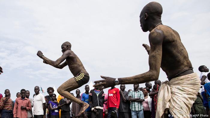 South Sudanese male dancers (picture alliance/AP Photo)