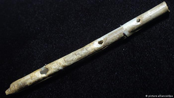 Deutschland Archäologie Eine 35.000 Jahre alte Schwanenflügelknochen-Flöte aus der Eiszeit (picture-alliance/dpa)