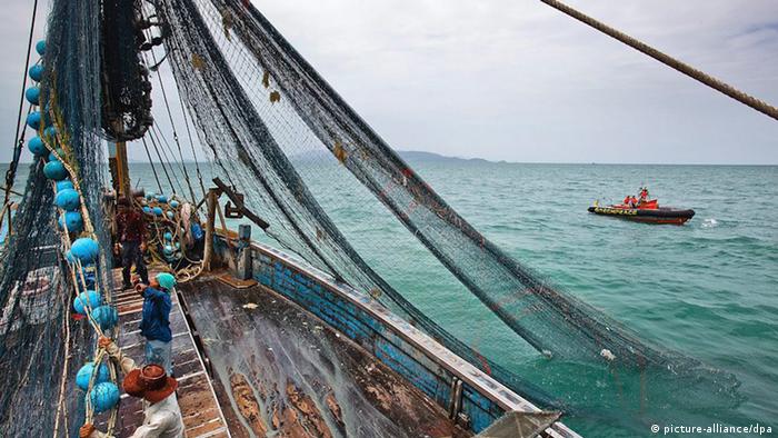 Trawler fishermen in the Gulf of Thailand (picture-alliance/dpa)