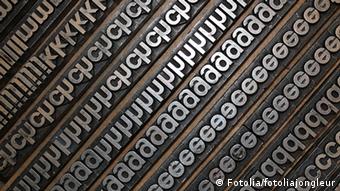 Bleisatz-Buchstaben Typ Helvetica diagonal (Fotolia/fotoliajongleur)