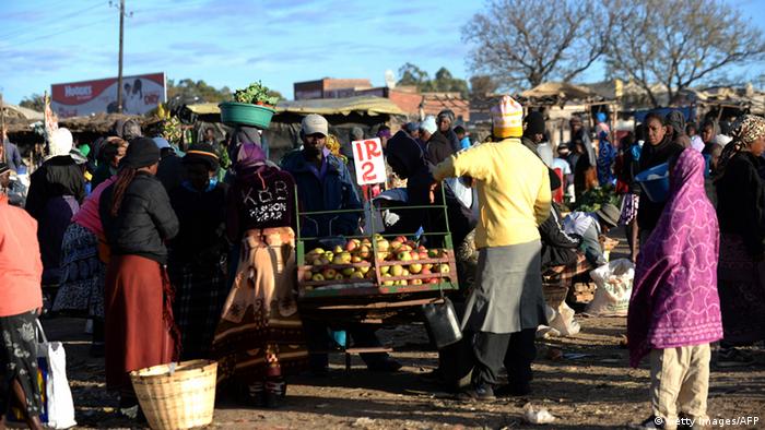Simbabwe Obst- und Gemüsemarkt in Jambanja (Getty Images/AFP)