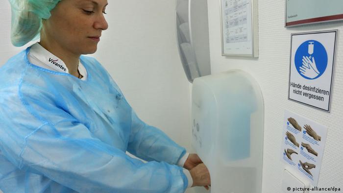 Dispensadores para desinfectar las manos ya están disponibles en todos los hospitales.