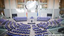 Leerer Plenarsaal im Bundestag
