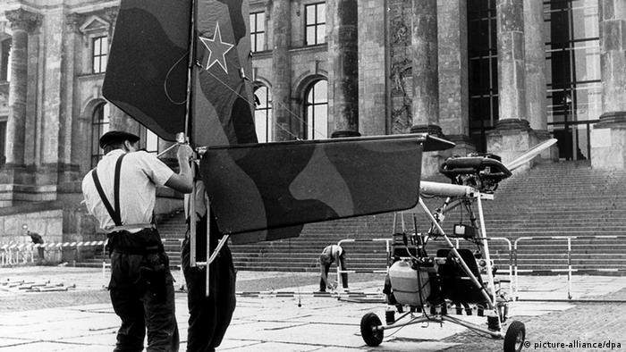 Самолетик братьев Бетке перед зданием Рейхстага