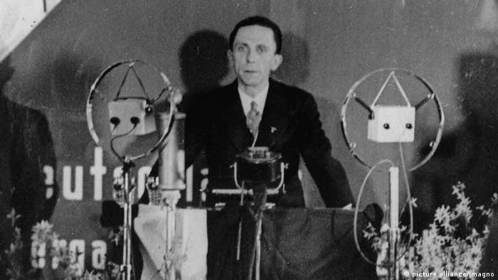 Joseph Goebbels vor Mikrofon (picture alliance/Imagno)