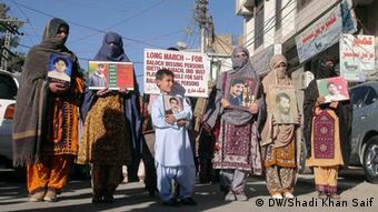 Pakistan Demonstration für vermisste Angehörige in Queeta (DW/Shadi Khan Saif)