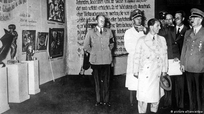 Deutschland Geschichte Ausstellung Entartete Kunst in München mit Adolf Hitler (Foto: picture-alliance/dpa)