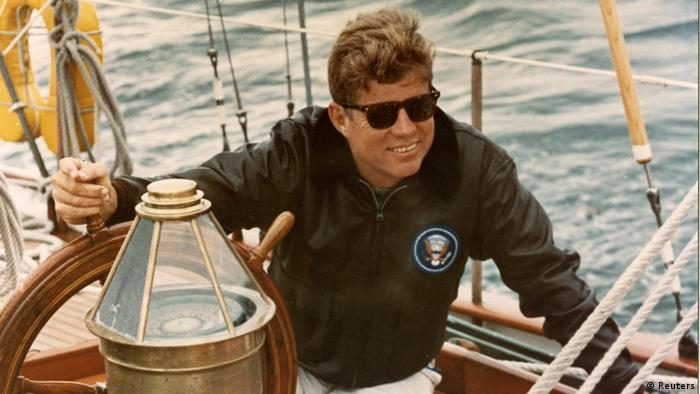 Kennedy em um navio da Marinha em 1962