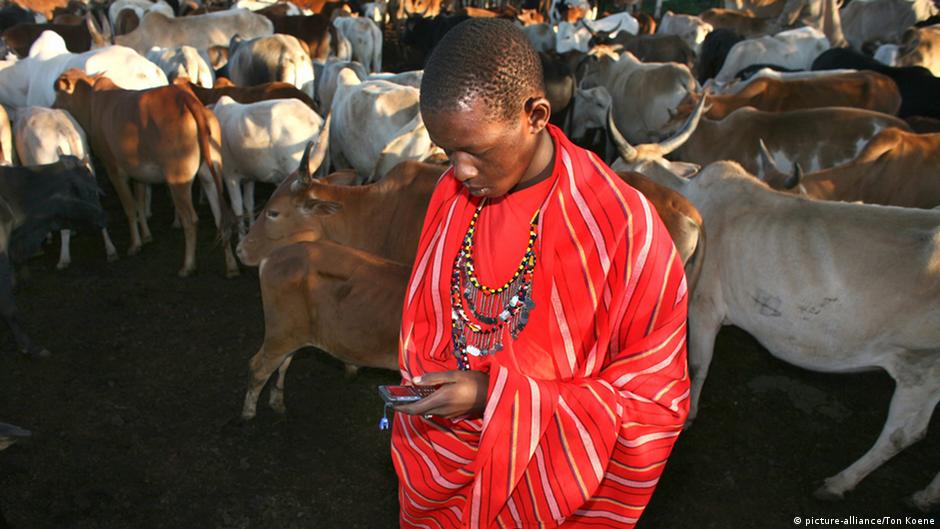 Bildergalerie Kenia 50 Jahre Unabhängigkeit Massai mit Handy