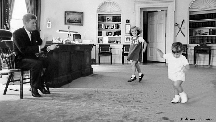 JFK com os filhos na Salão Oval da Casa Branca