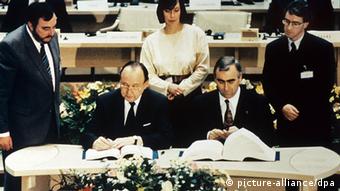Hans Dietrich Genscher, Ministro de Exteriores, y Theo Waigel, Ministro de Finanzas, durante la firma del Tratado de Maastricht.