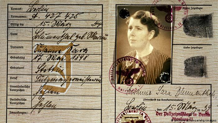 Judenverfolgung im Nationalsozialismus Kennzeichnung Pass (picture-alliance/akg-images)