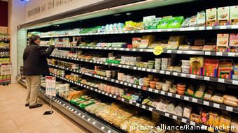 Deutschland Einzelhandel Lebensmittel im Supermarkt (picture-alliance/Rainer Hacken)