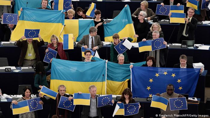 Депутати Європарламенту з прапорами ЄС та України (фото з архіву)