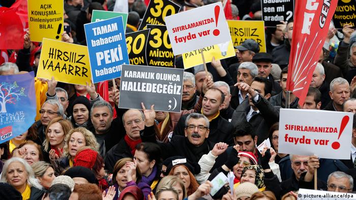 Proteste gegen die Regierung in Istanbul (picture-alliance/dpa)