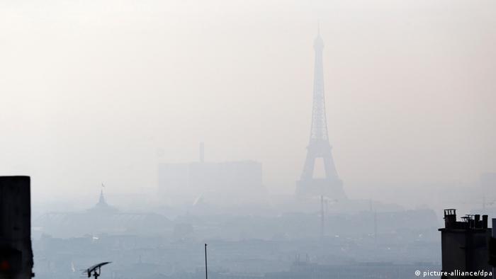 Париж попада на едно от предните места в една друга класация, която отправя поглед към далечната 2030 година. Причината: и във френската столица рискът от смог е голям. В такива моменти Айфеловата кула е трудно откриваема - като на тази снимка от 2013 година. 