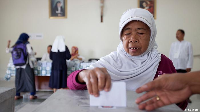 Indonesien Wahlen Parlamentswahlen Wahllokal in Jakarta (Reuters)