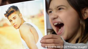 Justin Bieber und kleiner Fan (ROBYN BECK/AFP/Getty Images)