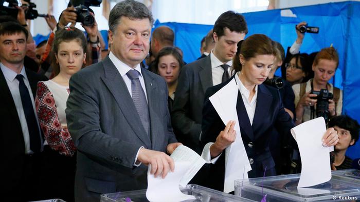 Петр Порошенко и его супруга Марина на избирательном участке