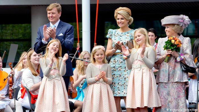 Der niederländische König Willem Alexander feiert mit seiner Frau Maxima, seinen drei Töchtern und seiner Mutter Beatrix den Königstag in Amsterdam. 