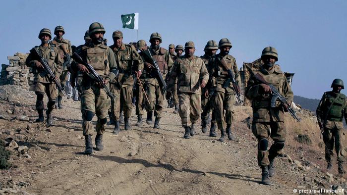 Pakistani soldiers in Waziristan (picture-alliance/AP)