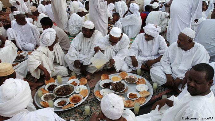 Sudanese Muslims break a fast (picture-alliance/AP)