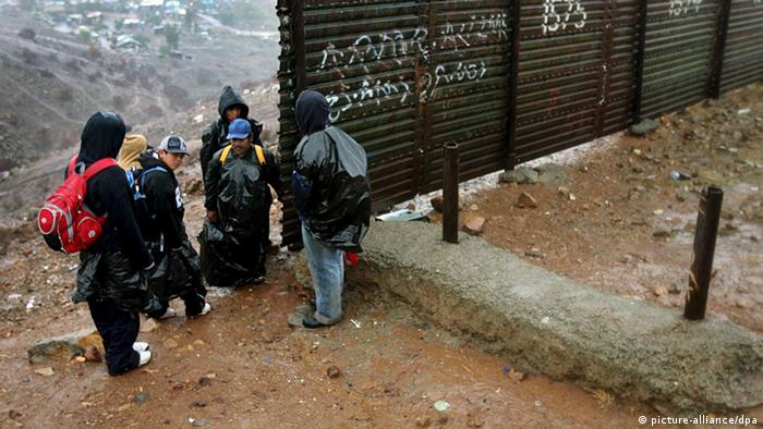 Нелегальные мигранты на границе Мексики и США