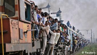 Indien Eisenbahn Passagiere (Reuters)