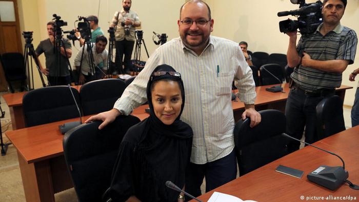 جیسون رضاییان و همسرش یگانه صالحی در یک نشست مطبوعاتی سخنگوی وزارت خارجه ایران در تهران