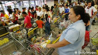 Venezuela Lebensmittel Rationierung Kunden Supermarkt ARCHIVBILD 2002 (Getty Images)