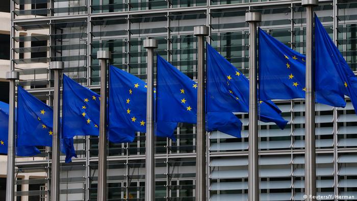 Europaflaggen vor dem Hauptquartier der Europäischen Kommission in Brüssel (Reuters/Y. Herman)