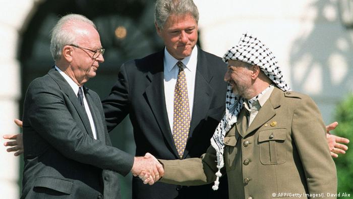 Arafat Rabin Clinton Handschlag zum Oslo-Abkommen (AFP/Getty Images/J. David Ake)