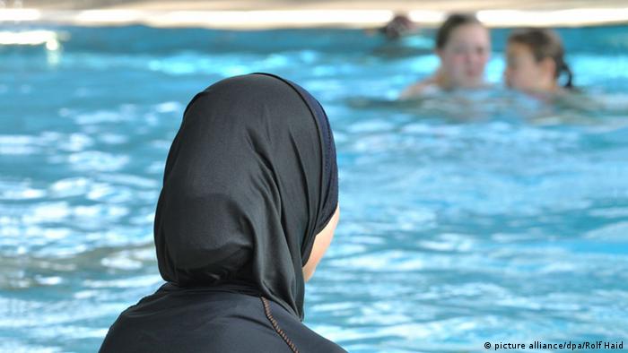 Musliminnen in einem Schwimmbad Burkini Deutschland (picture alliance/dpa/Rolf Haid)
