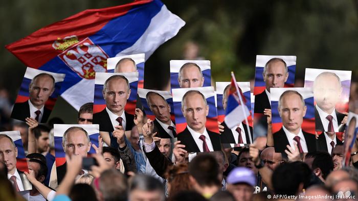 Putin in Belgrad 16.10.2014 Fans bei der Militärparade (AFP/Getty Images/Andrej Isakovic)
