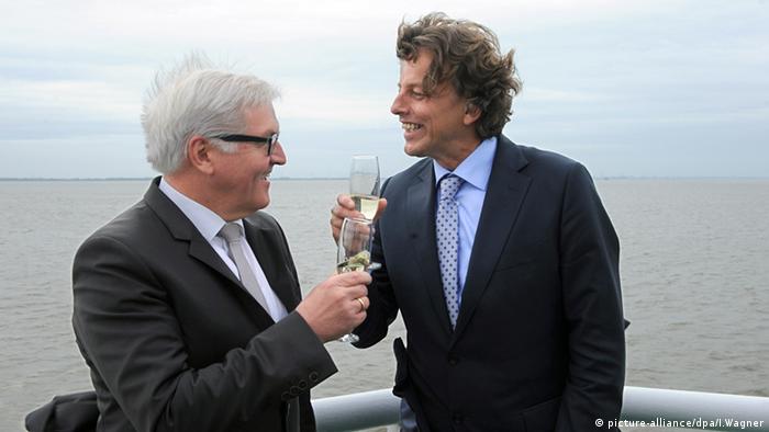 Bundesaußenminister Steinmeier stößt mit dem niederländischen Amtskollegen Bert Koenders mit Sektgläsern an (Foto: dpa)