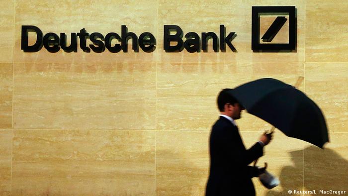 Großbritannien Deutschland Banken Deutsche Bank Logo Mann mit Regenschirm in London (Reuters/L. MacGregor)