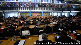 Hunderte Delegierte bei der Welternährungskonferenz (Foto: picture alliance/AP/Riccardo De Luca)