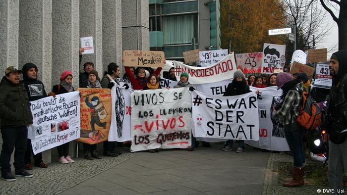 Mexiko Außenministerium Proteste bei Vortrag über Menschenrechte (DW/E. Usi)