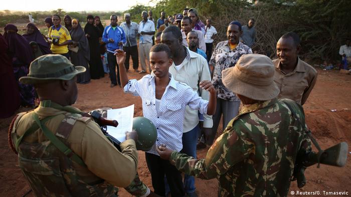 Kenia Sicherheitskontrollen an der Grenze zu Somalia 08.12.2014 (Reuters/G. Tomasevic)