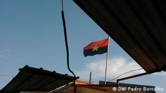 Movimento Revolucionário Flagge von MPLA in einem CAP Aktions Komitee