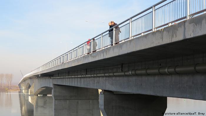Serbien Die neue Brücke über die Donau (picture-alliance/dpa/T. Brey)