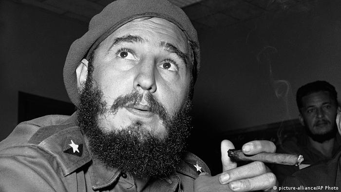 Kuba Fidel Castro mit Zigarre (picture-alliance/AP Photo)