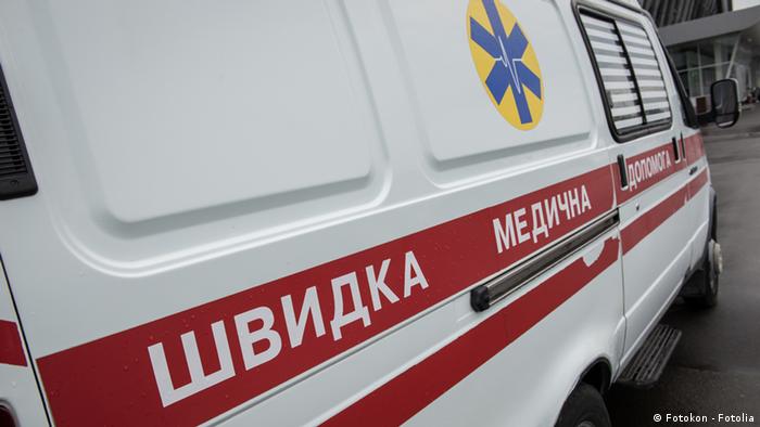 Машина швидкої медичної допомоги біля лікарні у Києві