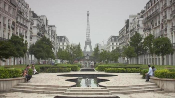Tianducheng, a cópia chinesa de Paris, permanece em grande parte desocupada anos após a construção