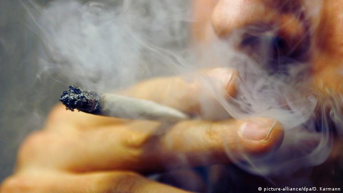 Photo: Someone smoking a joint (Source: picture-alliance/dpa/D. Karmann)